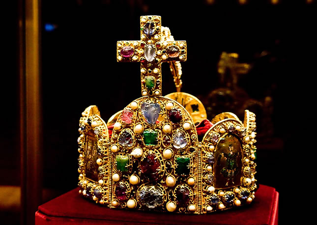 Корона монарха - драгоценные и полудрагоценные камни